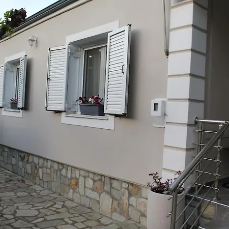 Panos Modern